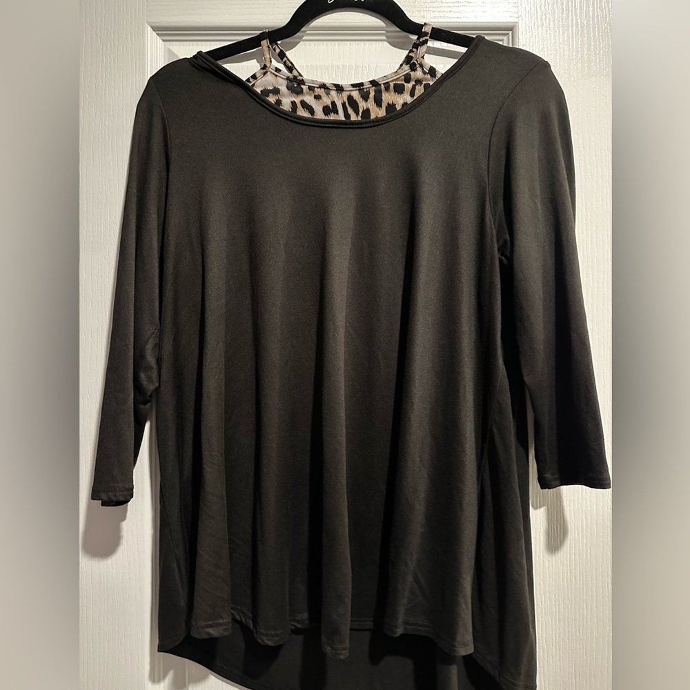 Women’s top with crop sleeves size M.